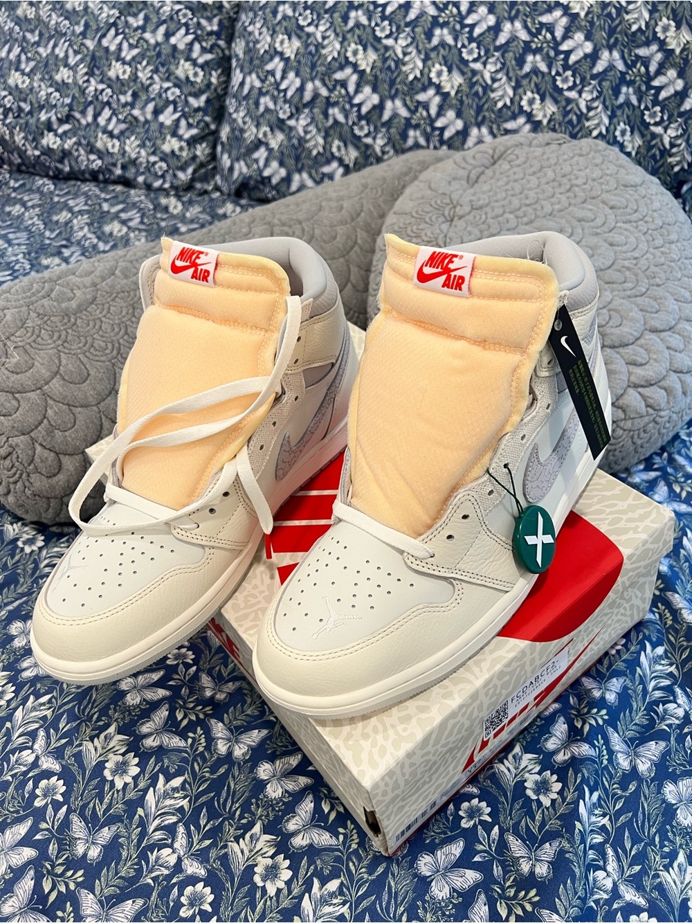 Nike Dead Stock Jordan 1 Retro OG Sail/University Red/Pale Ivory size 11.5.